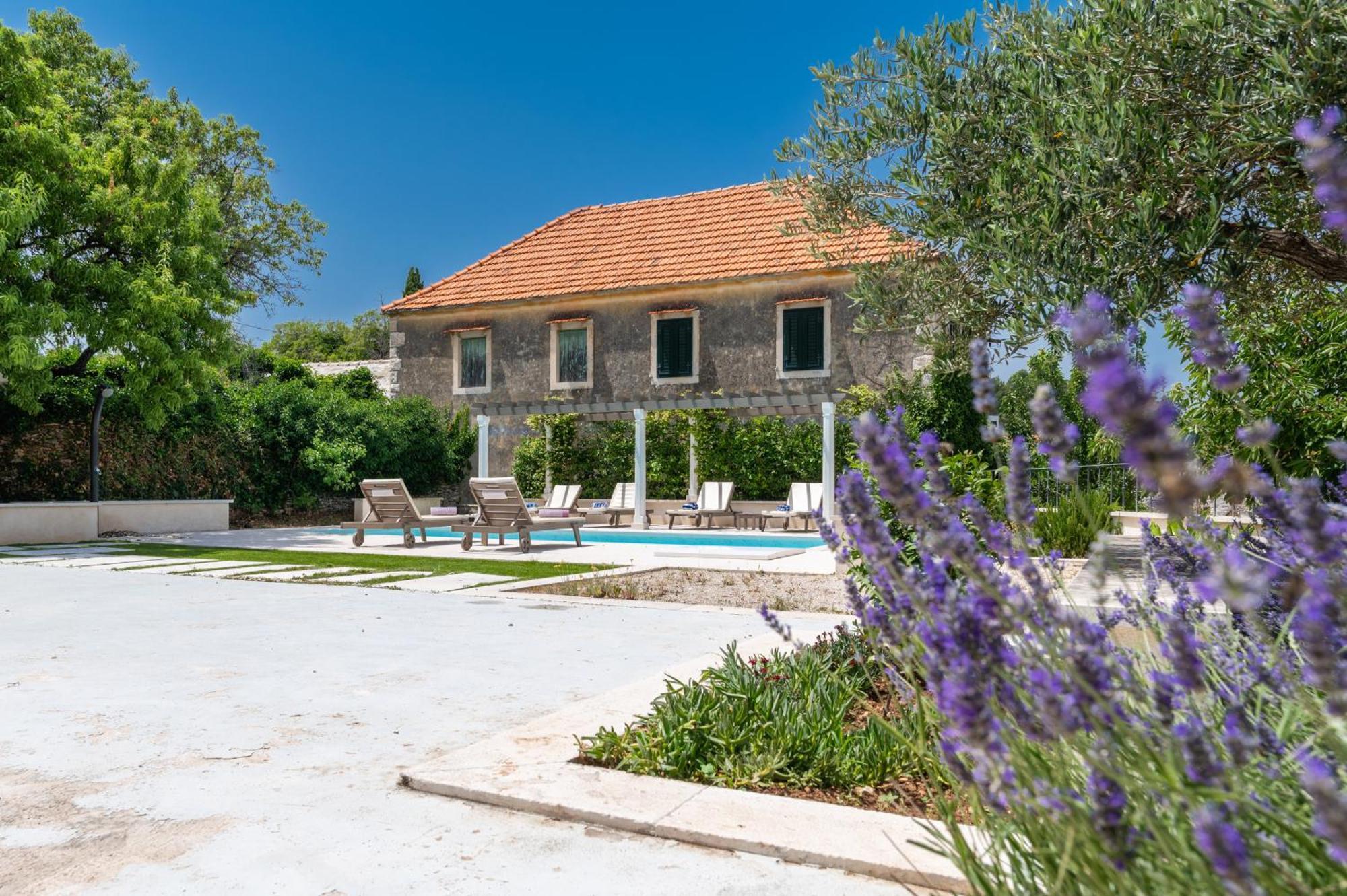 Villa Komelo Škrip Buitenkant foto
